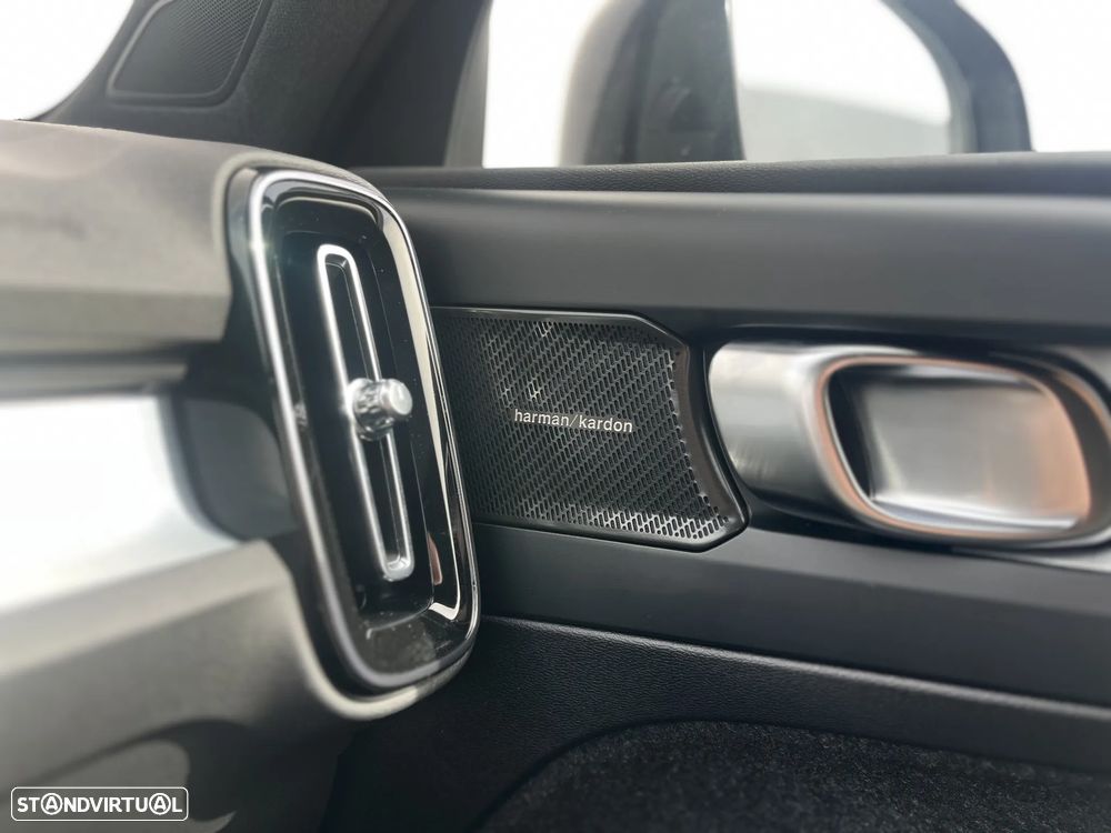 Volvo XC 40 2.0 B3 Black Edition - 24