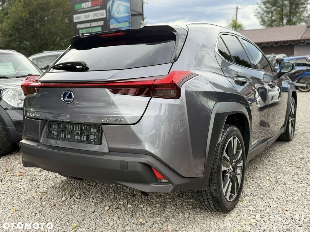 Lexus UX - 4