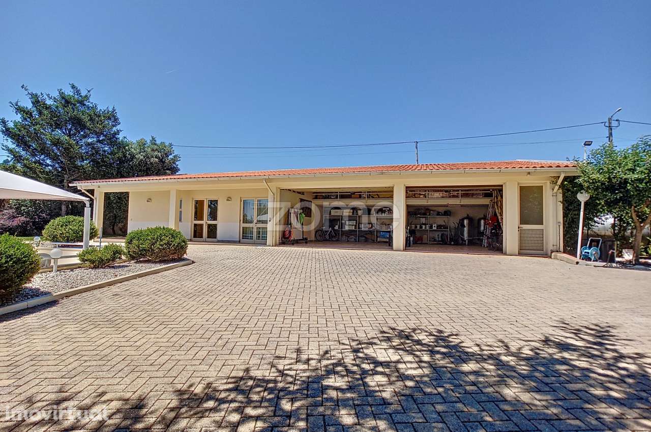 Luxuosa Moradia T6 com Piscina em Alquerubim, Aveiro - Grande imagem: 2/56