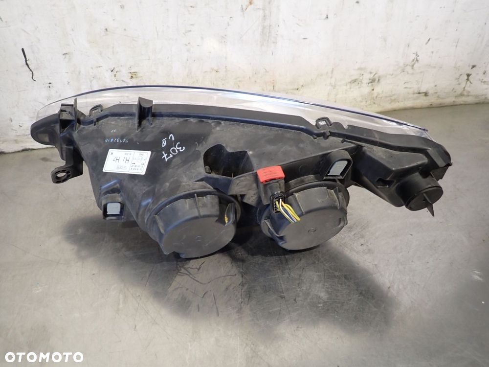 LAMPA PRAWA PRZEDNIA PEUGEOT 307 1.6 - 5
