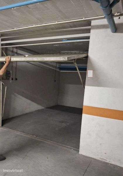 Arrendar garagem na rua Dr. Francisco Salgado Zenha - Grande imagem: 2/2