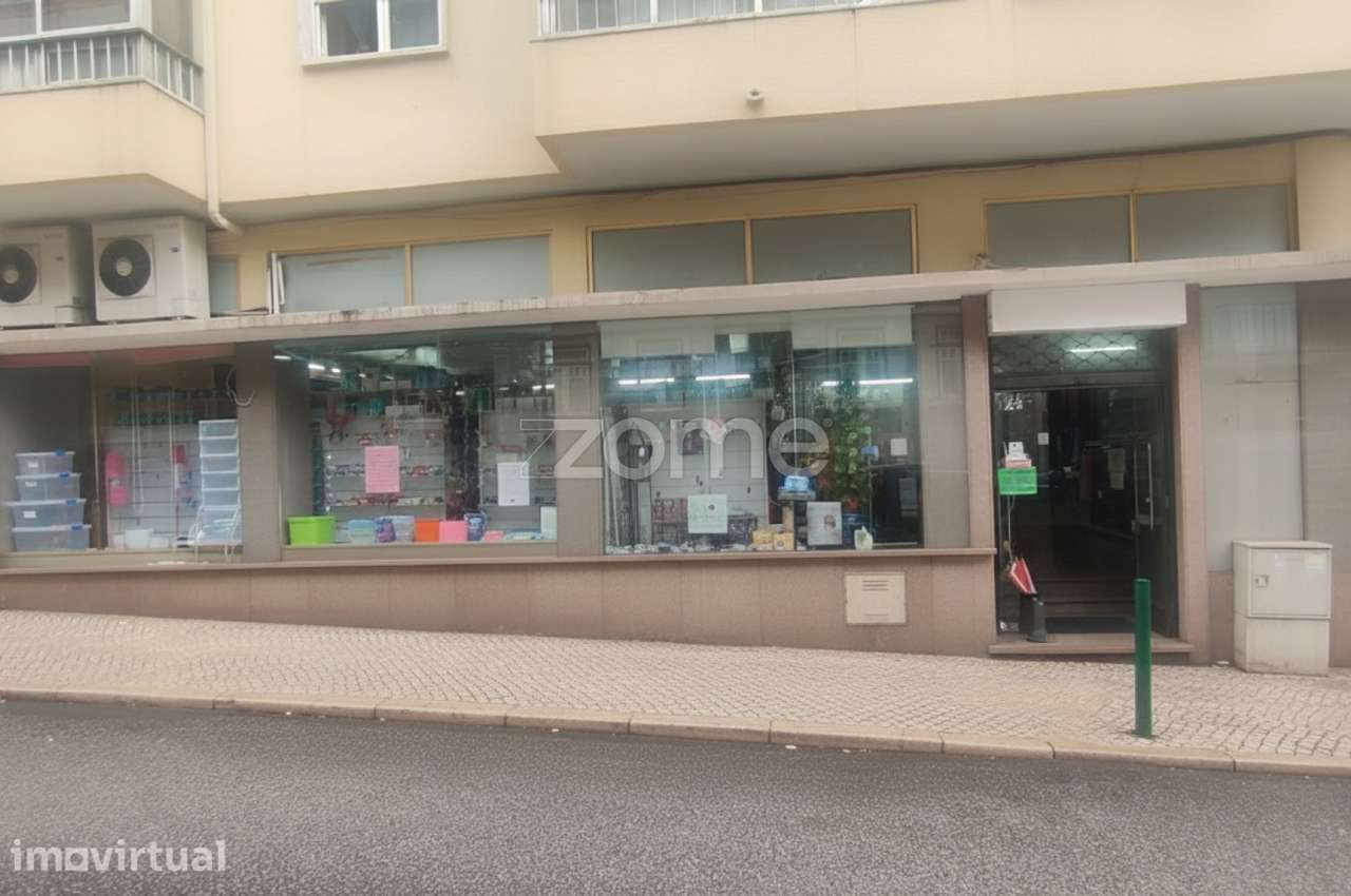 Loja com grandes montras junto ao Mercado de Algés - Grande imagem: 2/33