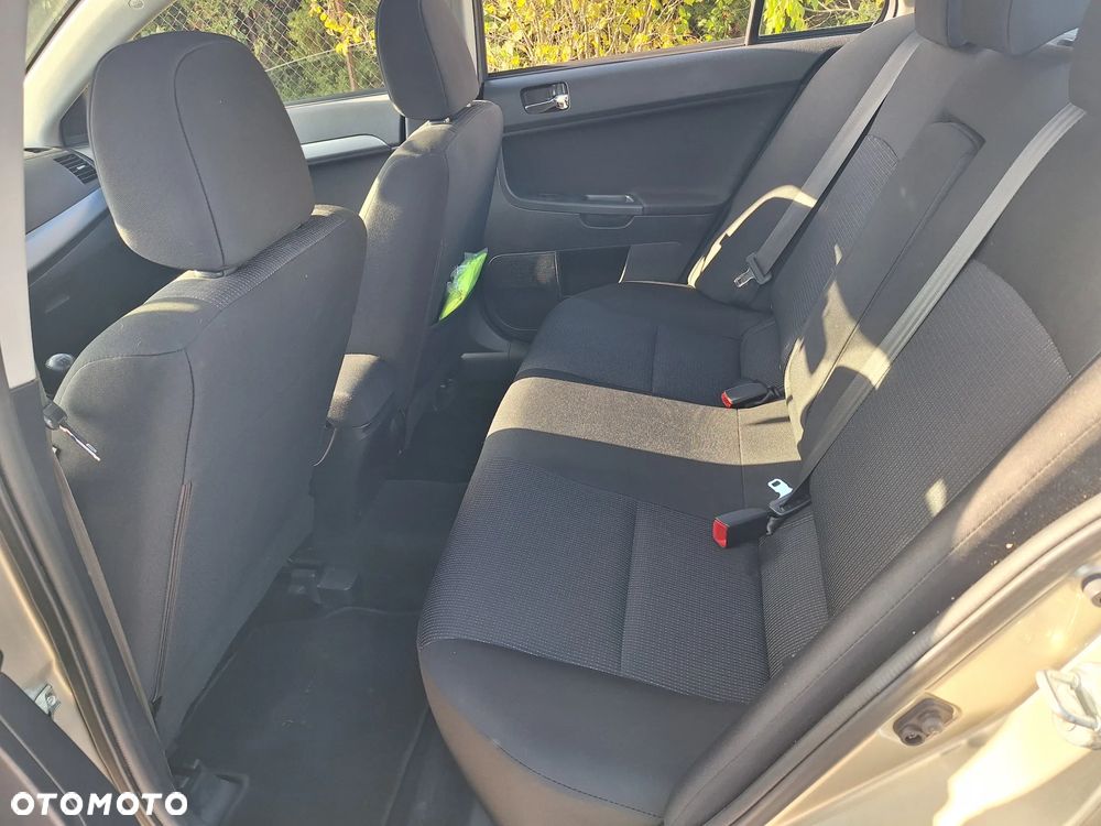 Mitsubishi Lancer 1.5 Invite - 29