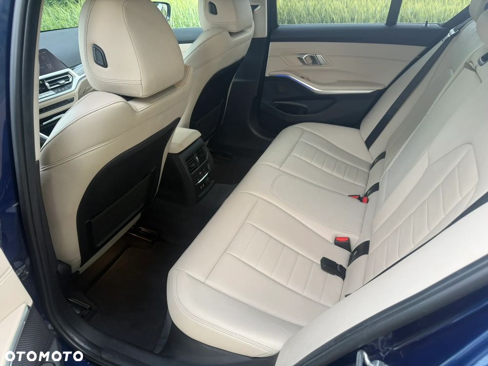 BMW Seria 3 320i Luxury Line - 11