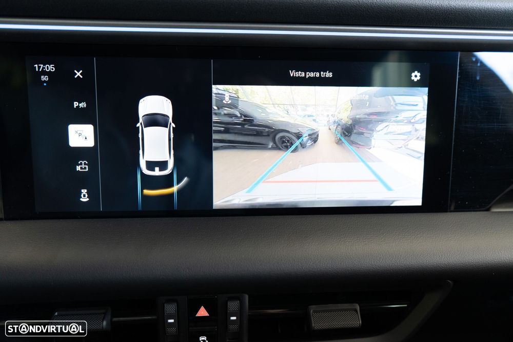 Porsche Macan Electric 4 - 17