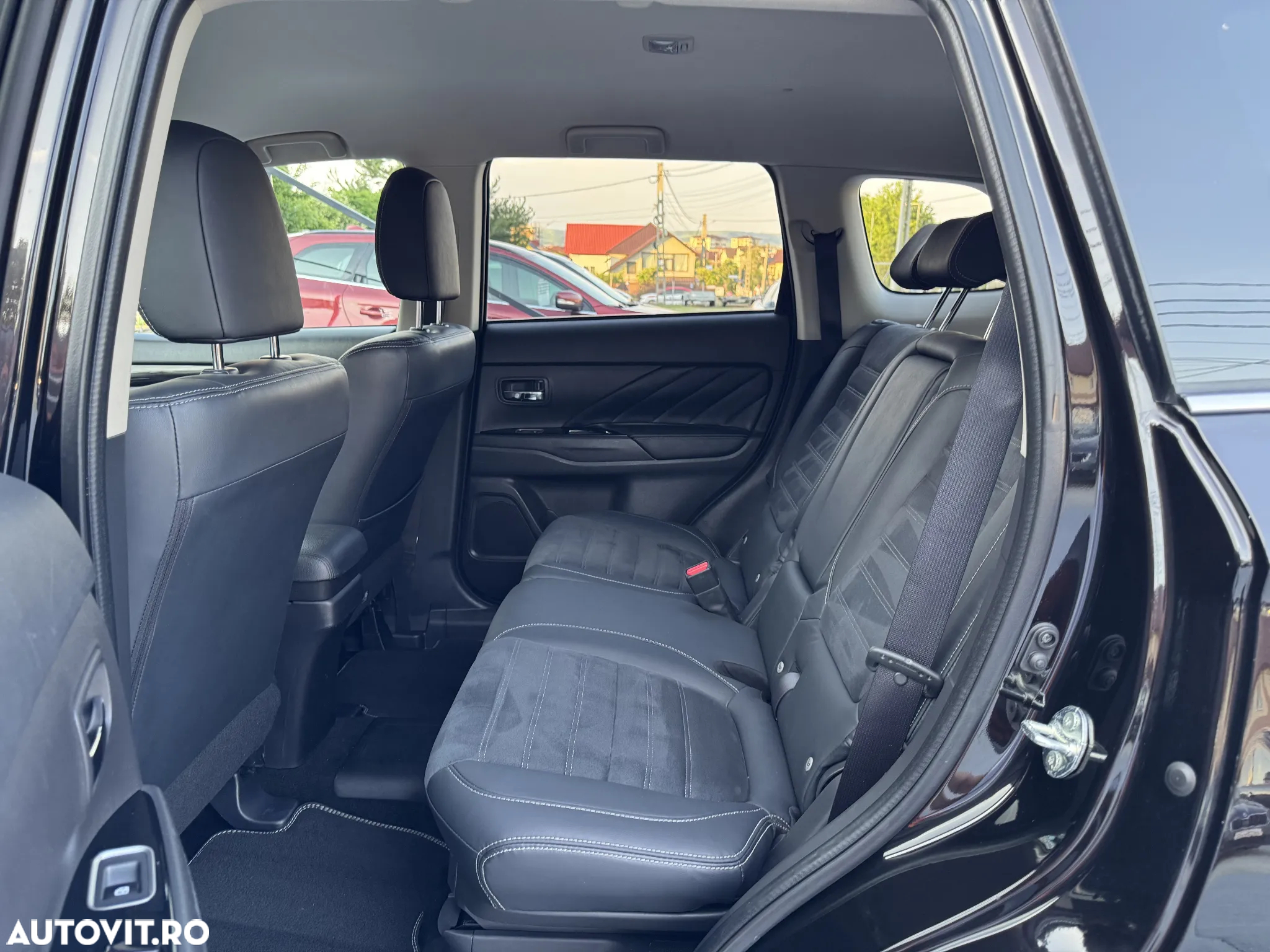 Mitsubishi Outlander 2.0 4WD Plug-In Hybrid - 12