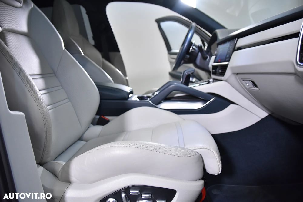 Porsche Cayenne Turbo - 12