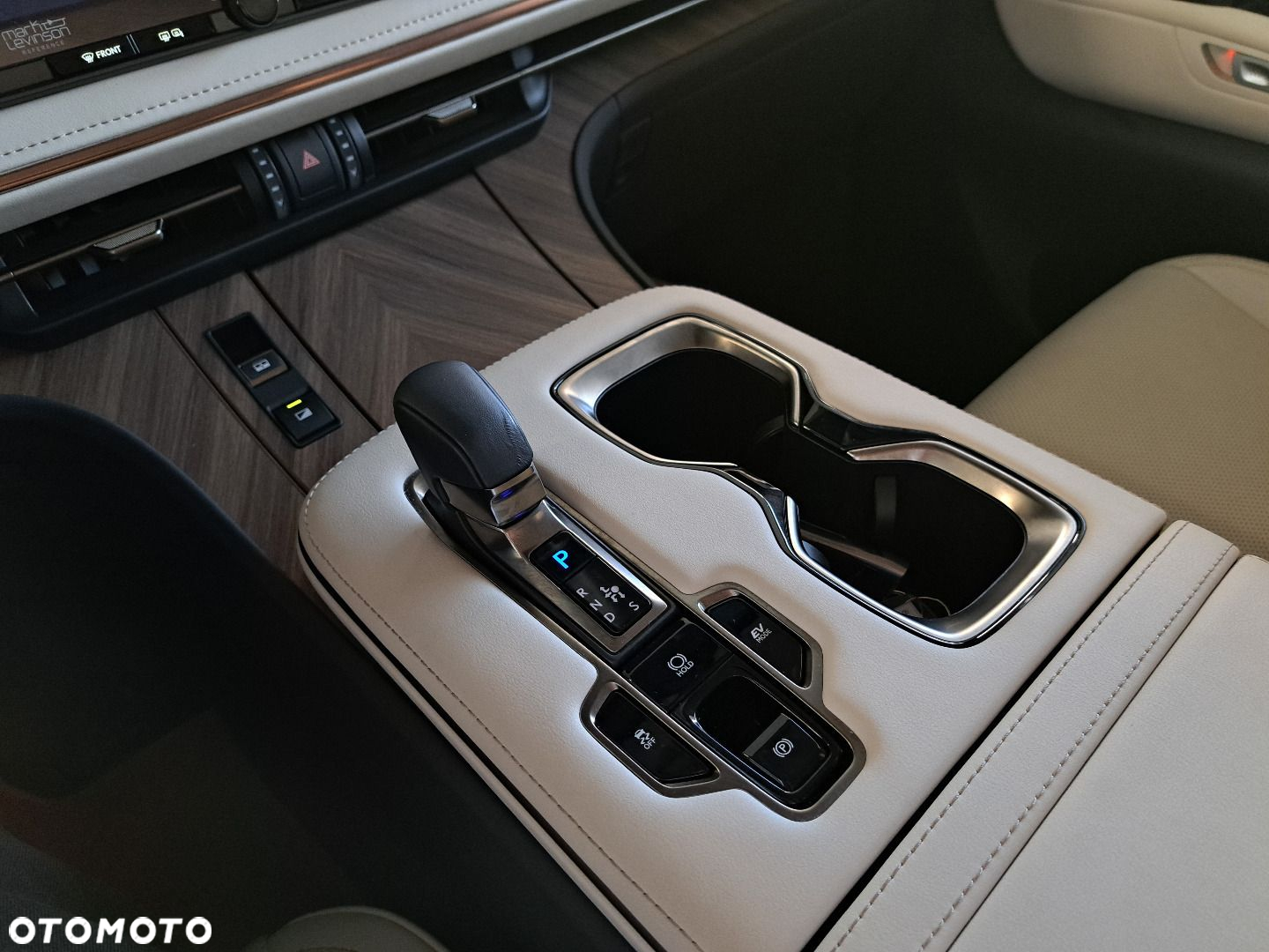 Lexus LM - 25