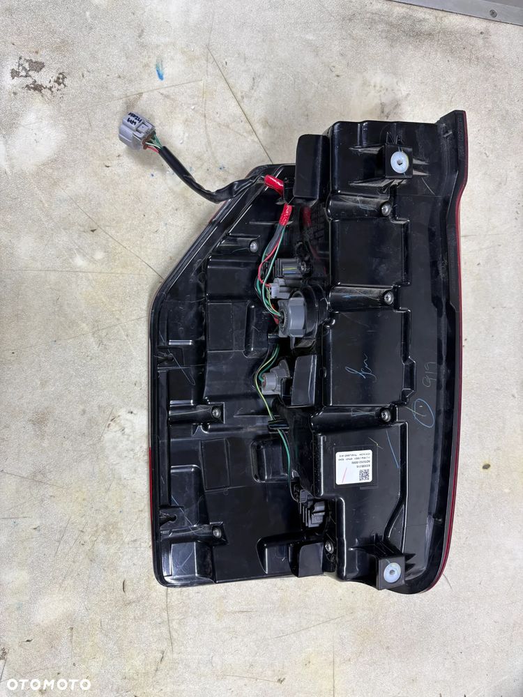 Lampa / reflektor Mitsubishi L200 Lift Nowy Model lewy tył (ORYGINALNE) - 3