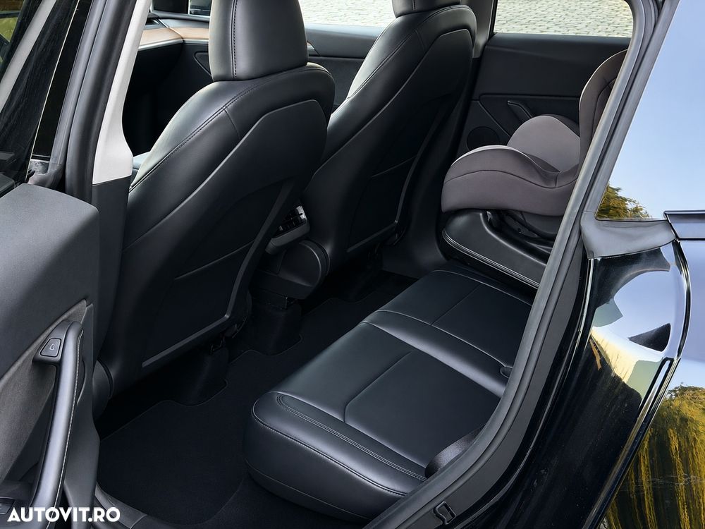 Tesla Model Y - 8