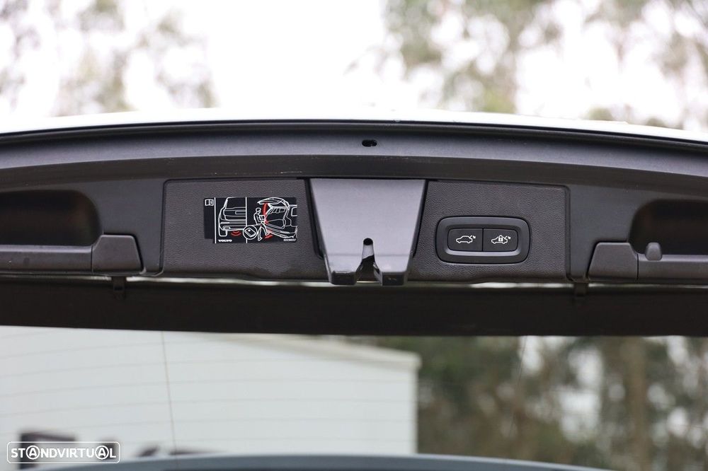 Volvo XC 60 2.0 B4 Plus Dark - 5