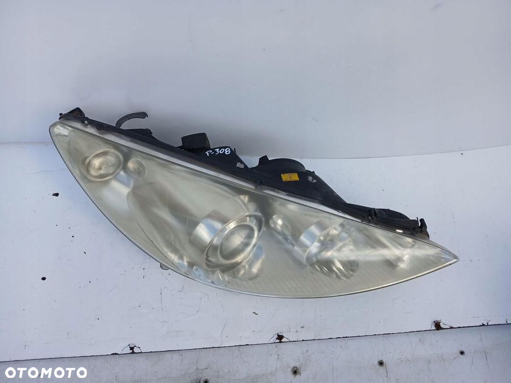 REFLEKTOR LAMPA PRZÓD PRZEDNI PRAWY XENON PEUGEOT 308 T7 - 2