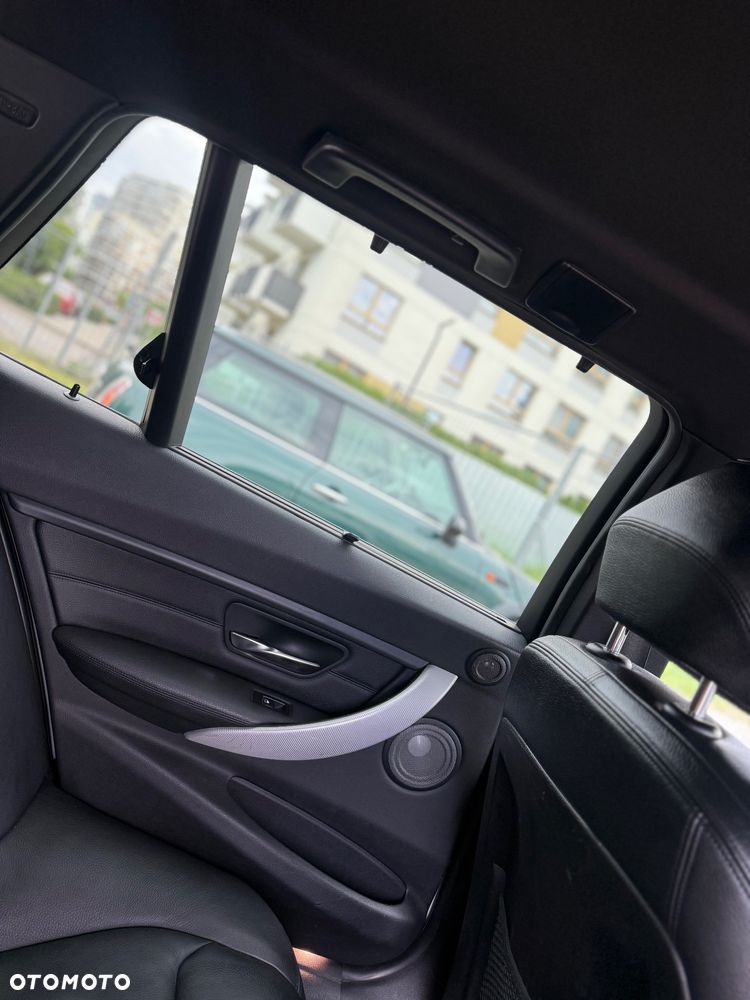 BMW Seria 3 328i xDrive - 33