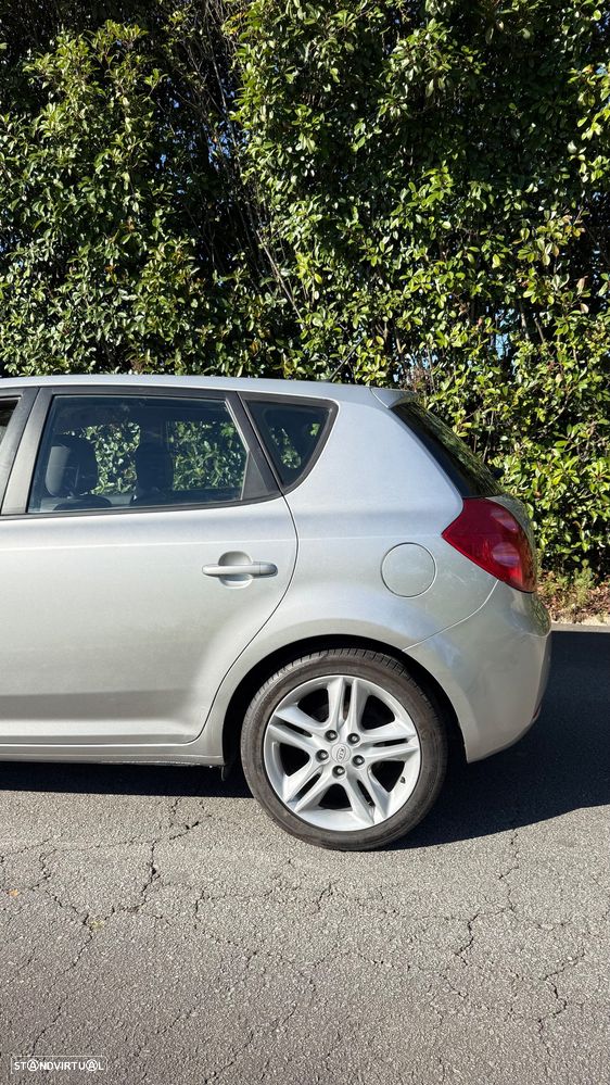 Kia Ceed 1.6 CRDi EX — fotografia 18