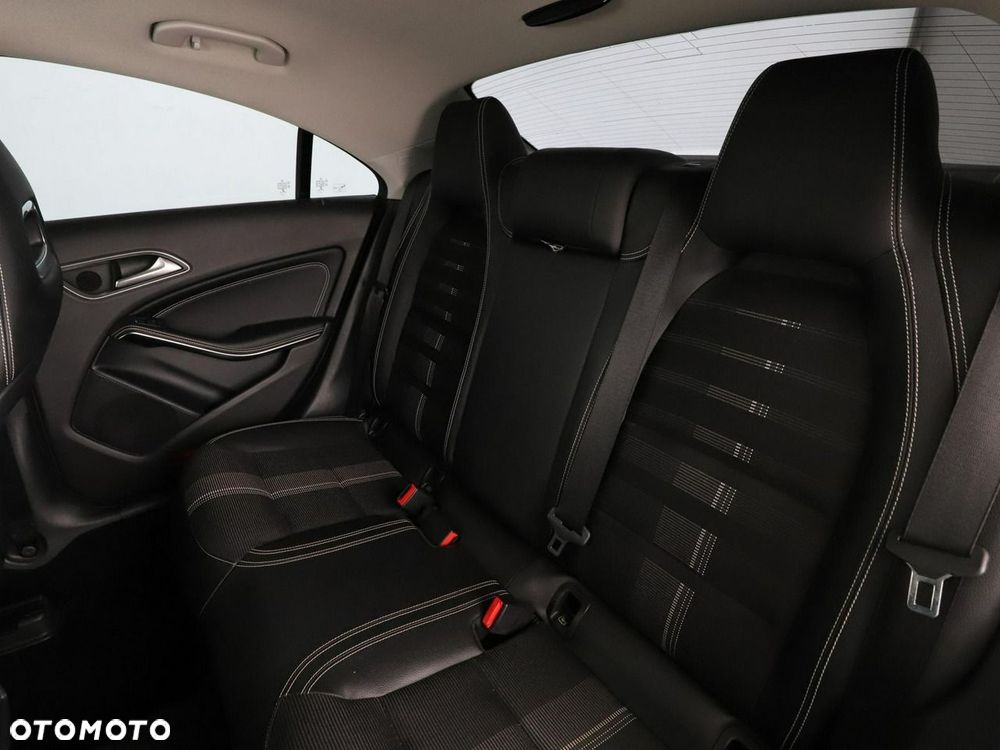 Mercedes-Benz CLA 180 Urban - 18