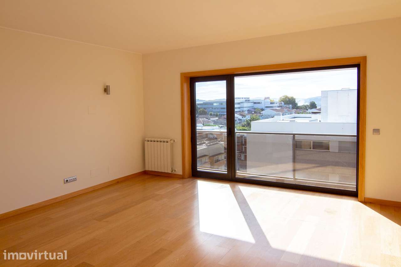 Apartamento T2 com 2 lugares de garagem - Como Novo - Grande imagem: 3/15