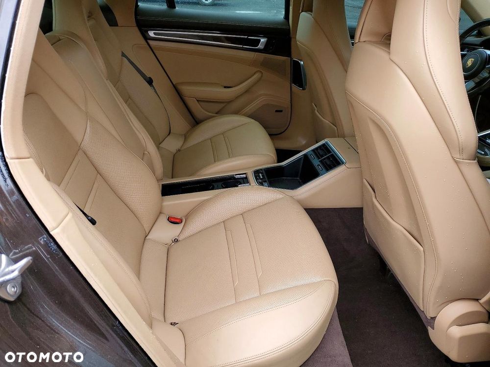Porsche Panamera 4S - 9