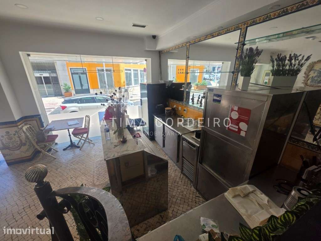 Restaurante/ café snack Bar emblemático no centro de Almada - Grande imagem: 3/32