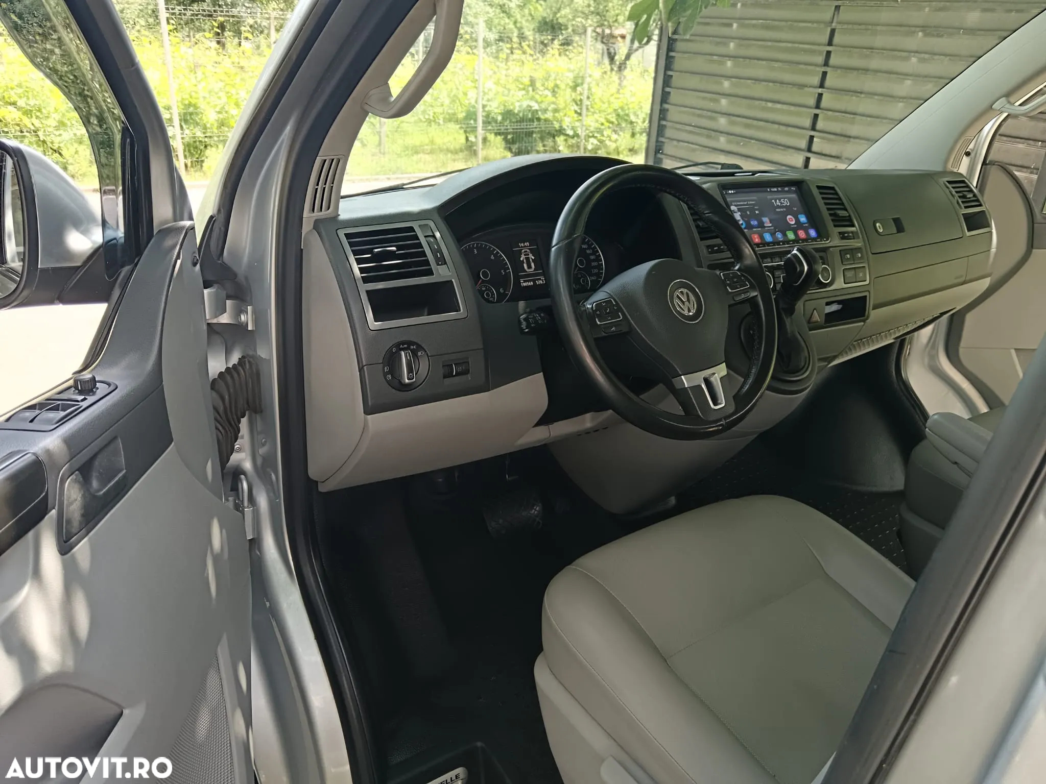 Volkswagen Caravelle - 11