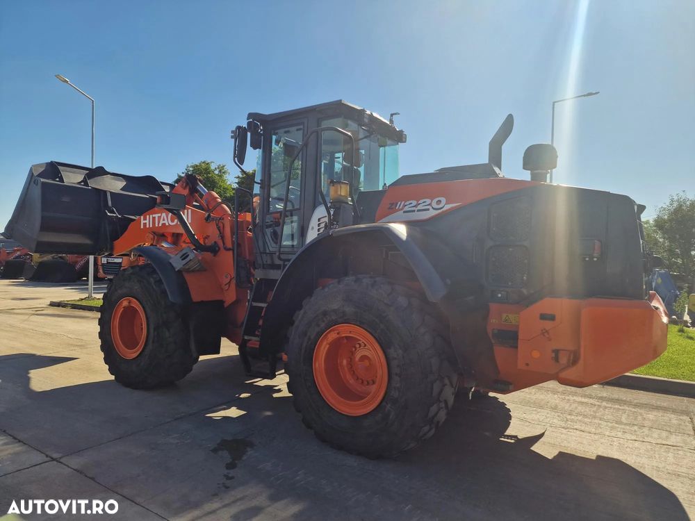 Hitachi ZW220, CUPA 3,5mc, 2018, 24.,392km, 5.880h, consum mediu 8l/h, Gresare automata, Anv MICHELIN 60% OK, ridica 15t, motor 201CP stage IV, basculare cupa la 4,2m, CUPLA RAPIDA, Posibilitate leasing 3 ani, PROMOTIE 86900 EUR+Tva - 3