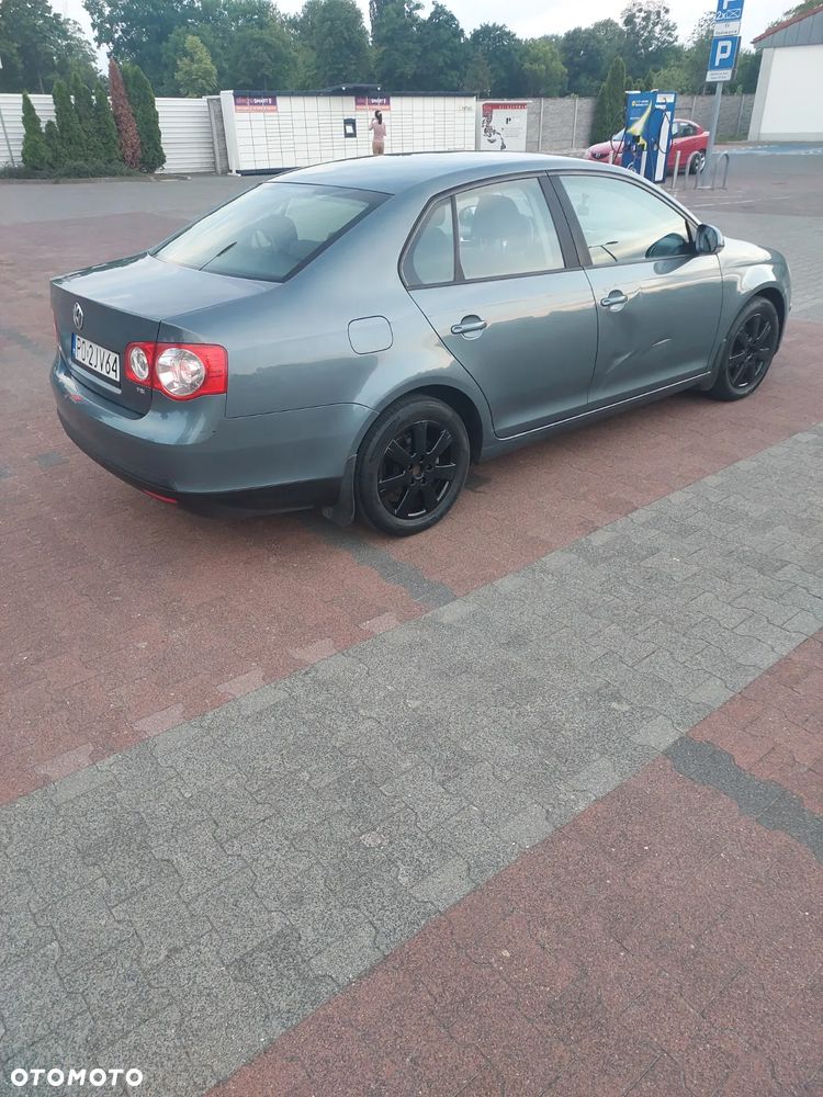 Volkswagen Jetta 1.6 FSI Trendline - 5