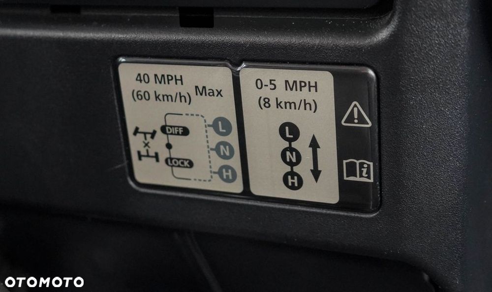 Land Rover Defender - 25