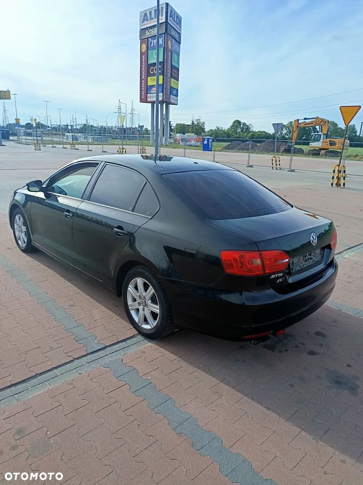 Volkswagen Jetta - 4
