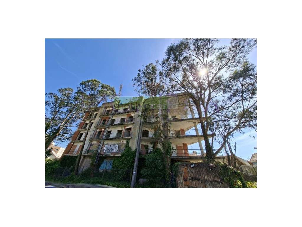 Prédio Devoluto com Grande Potencial no centro de Mem Martins - Grande imagem: 2/2