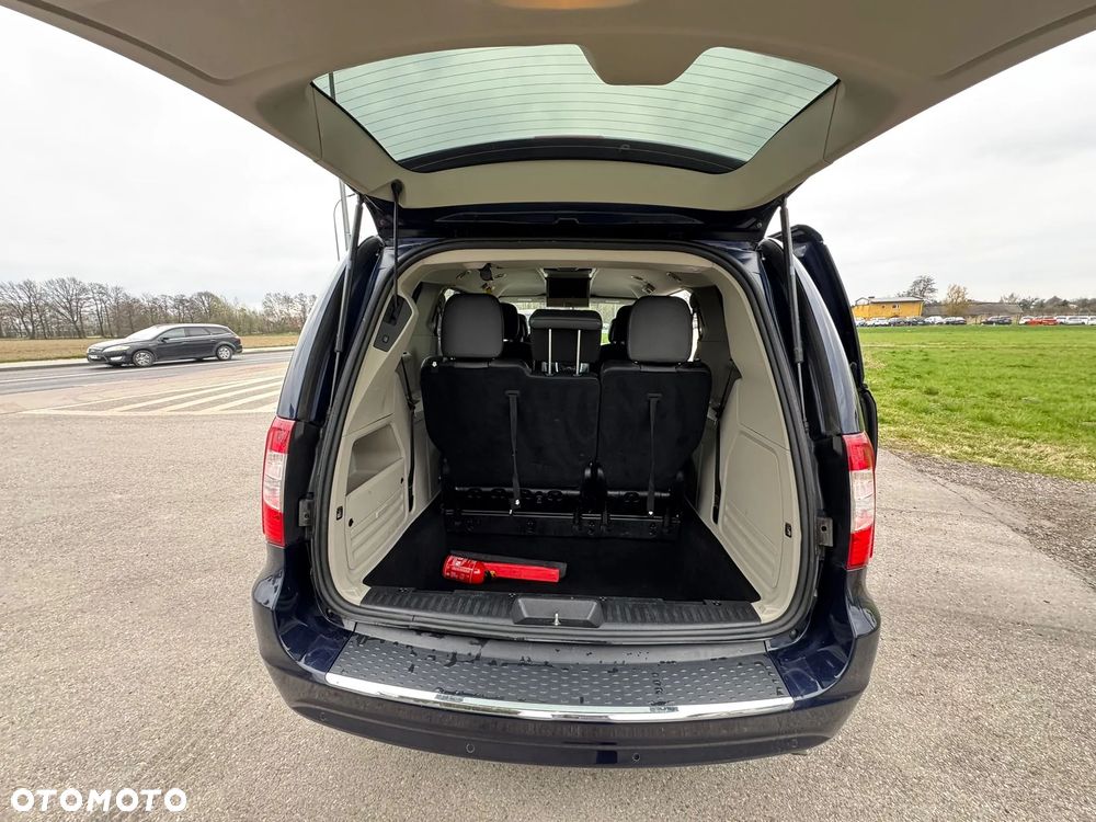 Chrysler Town & Country - 16