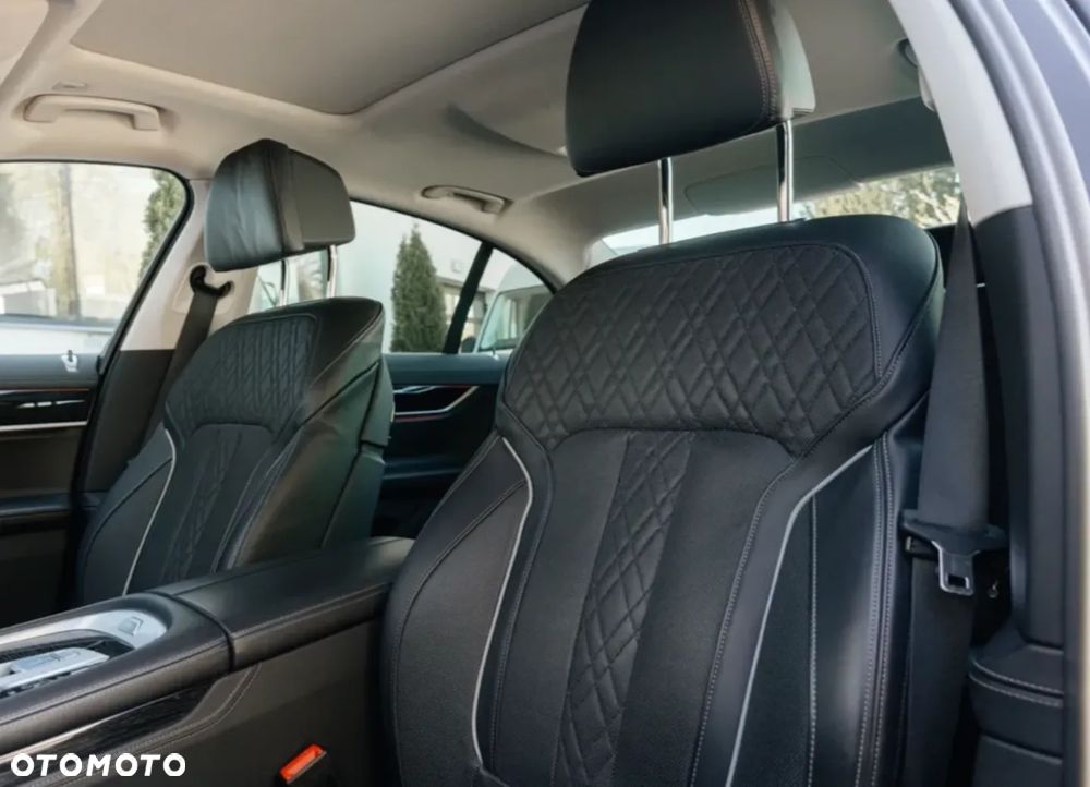 BMW Seria 7 745e sport - 12