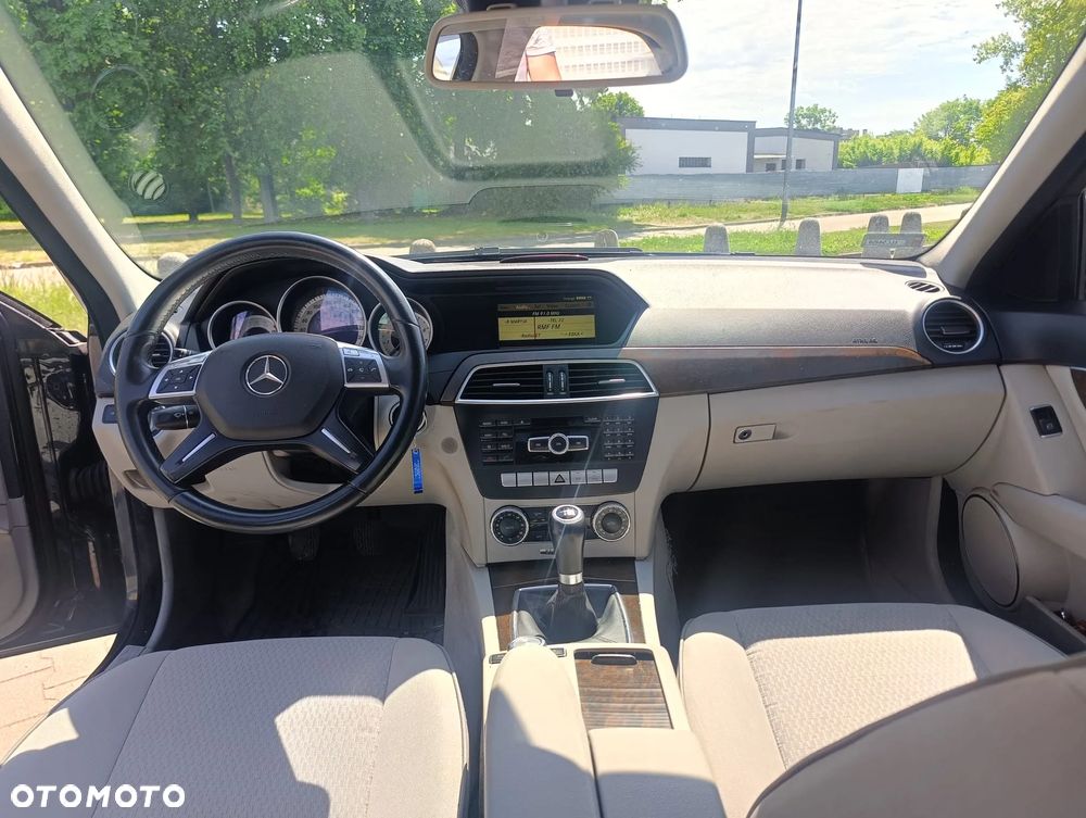 Mercedes-Benz Klasa C 180 CGI BlueEFFICIENCY Elegance - 14