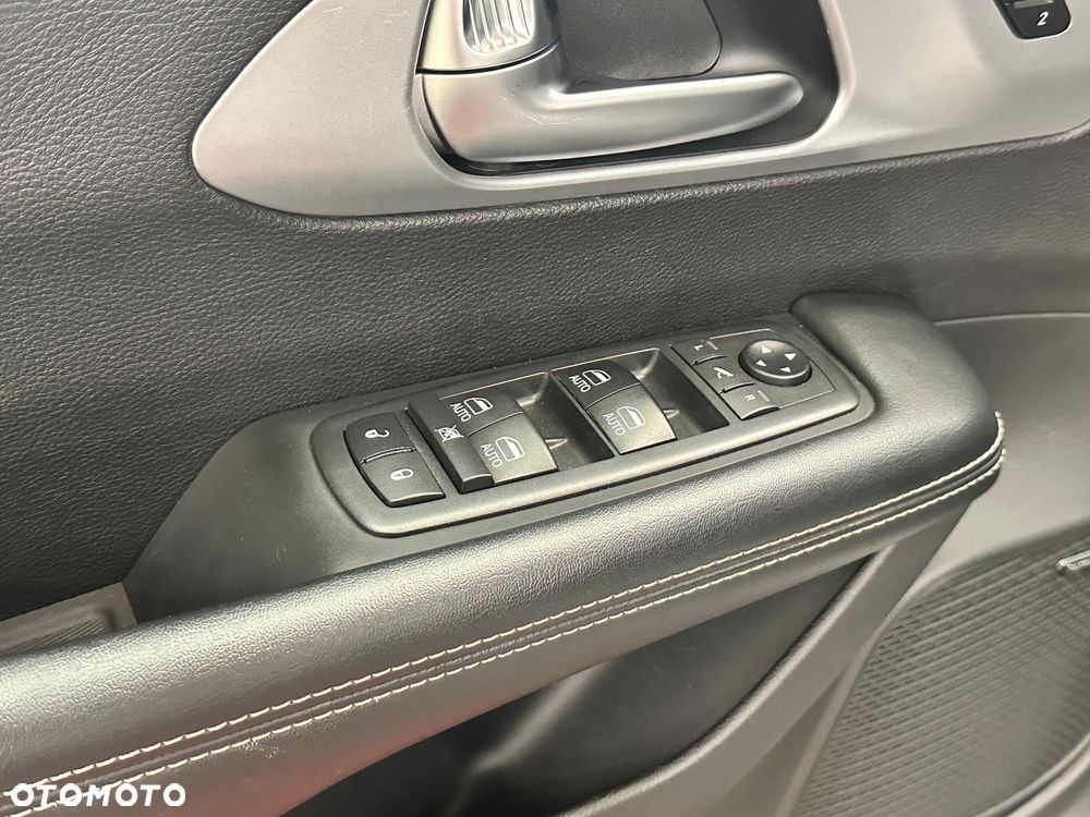 Chrysler Pacifica - 16