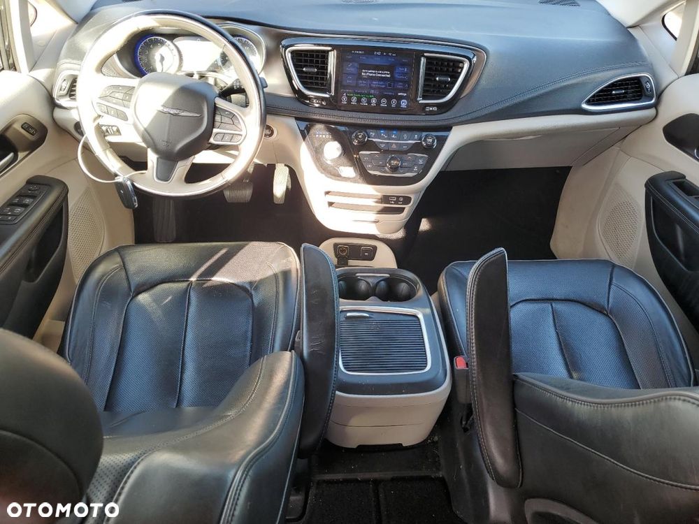 Chrysler Pacifica - 8