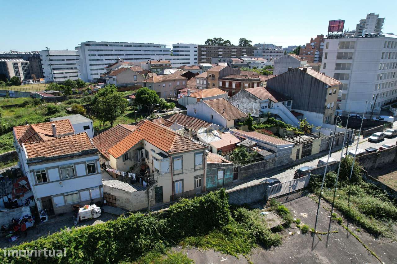 Oportunidade em Paranhos: T4 para Recuperação no Porto - Grande imagem: 3/16
