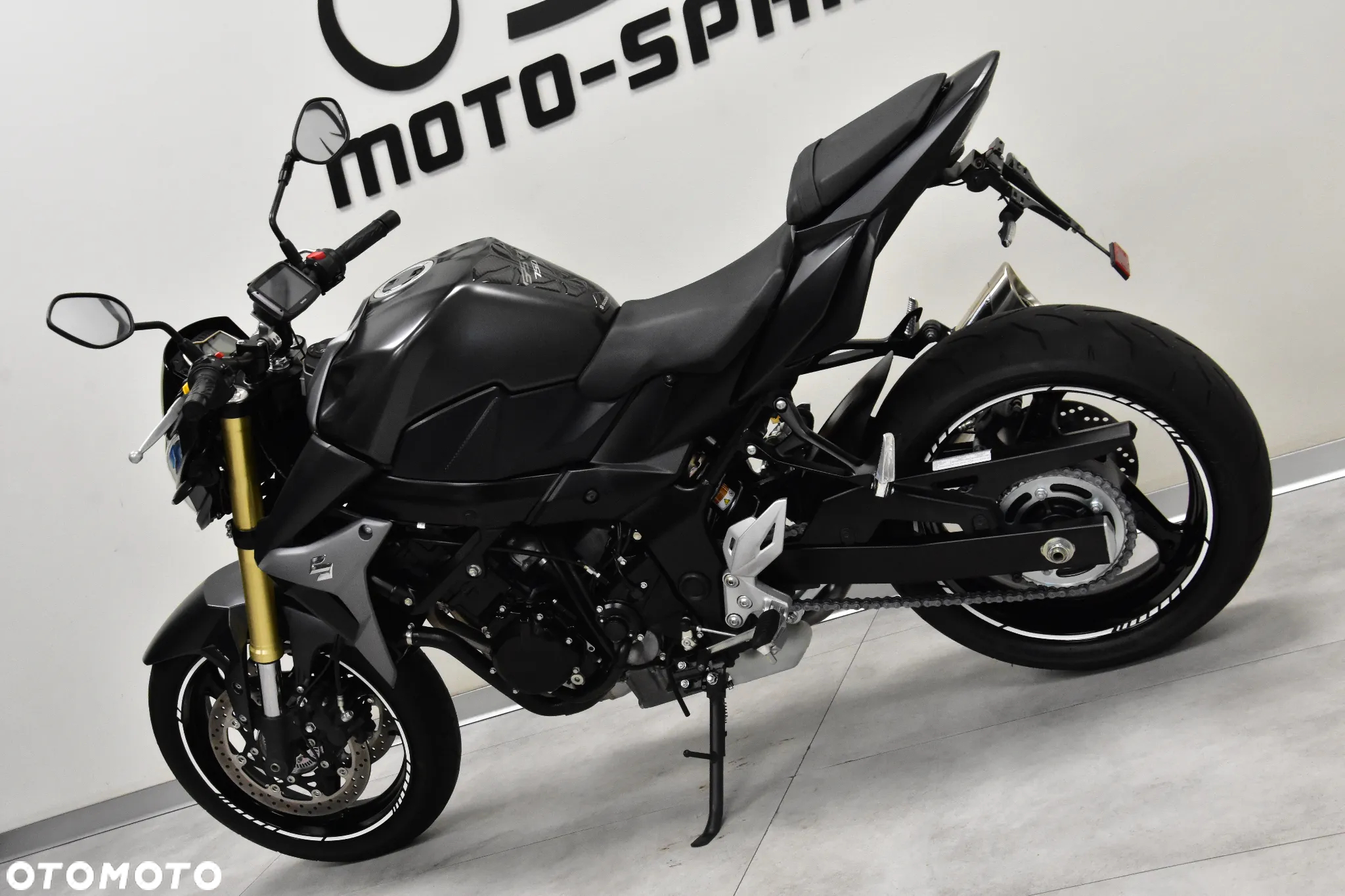 Suzuki GSR - 10