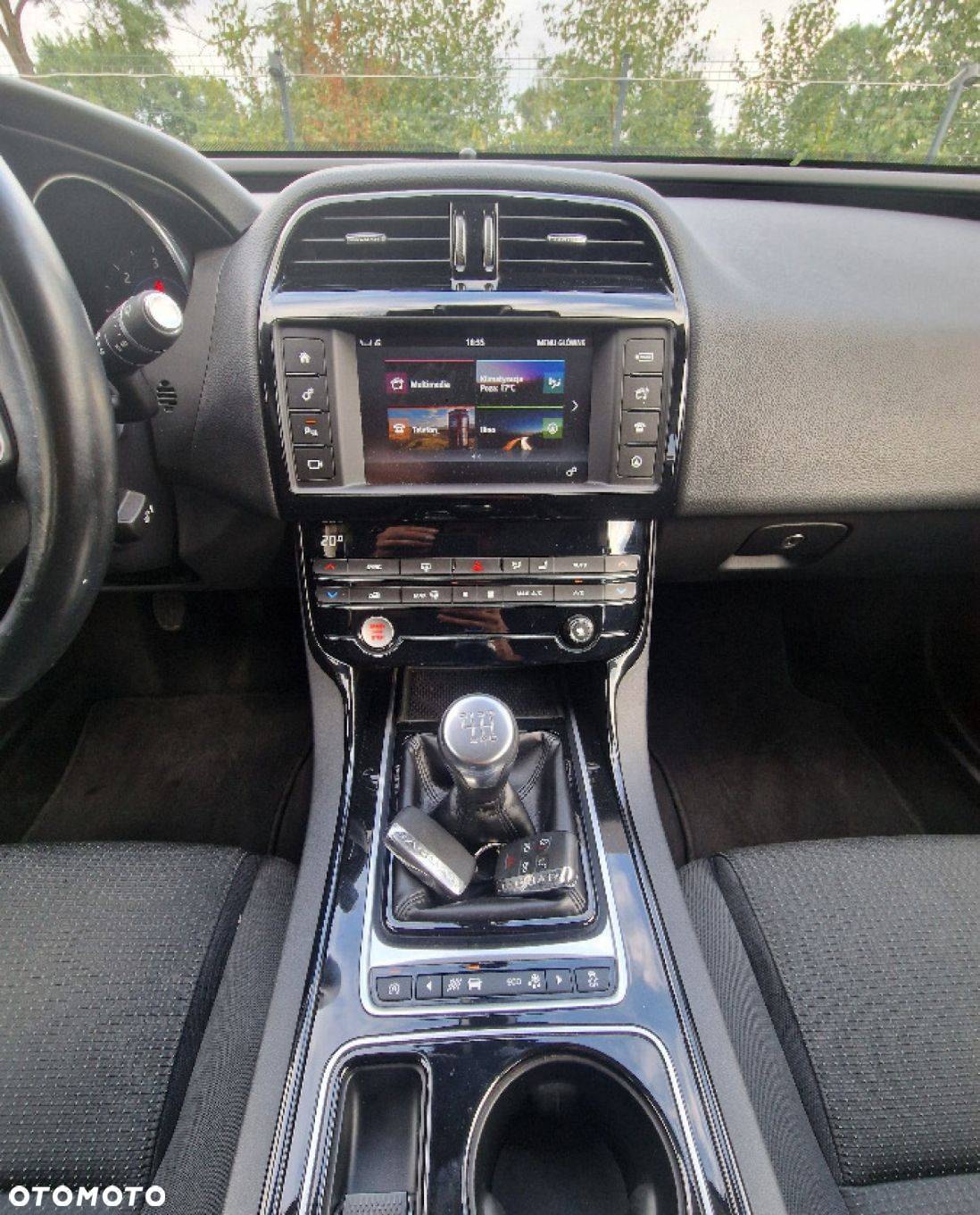 Jaguar XE - 27