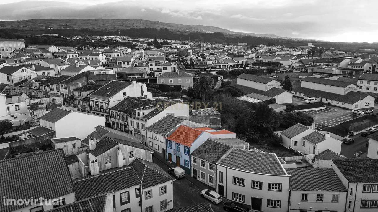 Oportunidade Única: T3 + T2 com Excelente Potencial - Grande imagem: 4/25