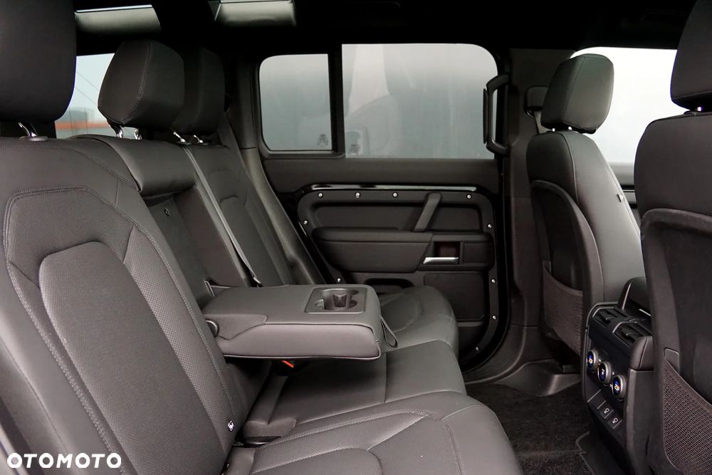 Land Rover Defender 110 D250 X-Dynamic SE - 28