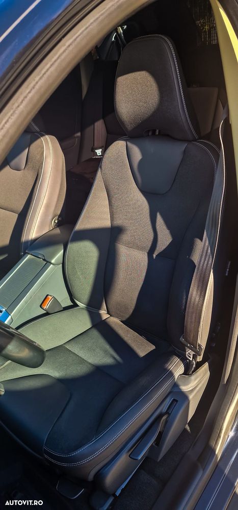 Volvo XC 60 D5 AWD Momentum - 8