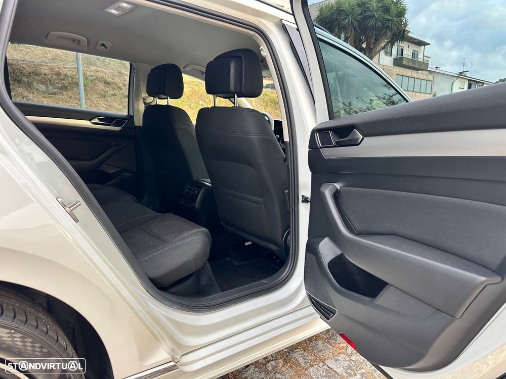 VW Passat Variant 2.0 TDI R-Line - 32
