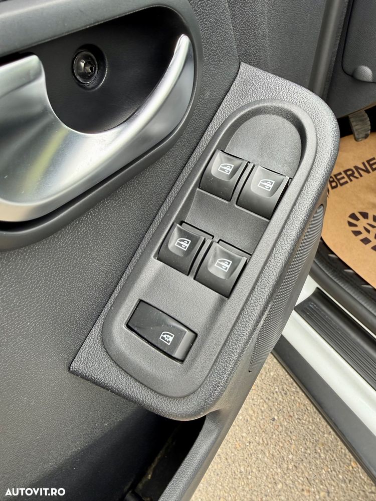 Dacia Duster 1.6 4x4 Laureate - 12