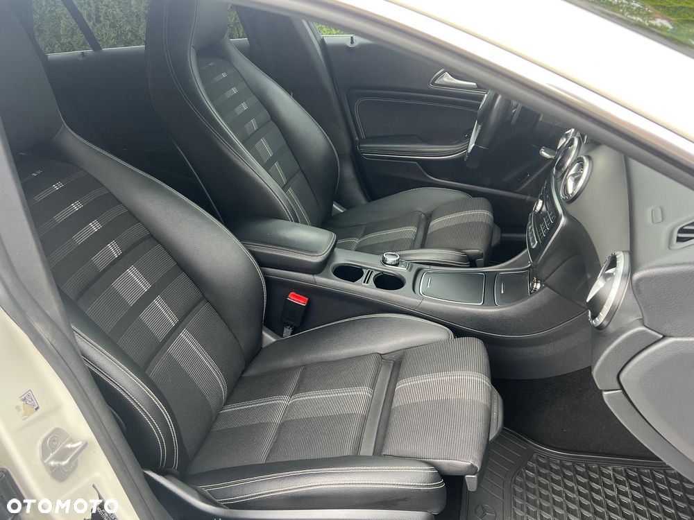 Mercedes-Benz CLA 200 7G-DCT UrbanStyle Edition - 29