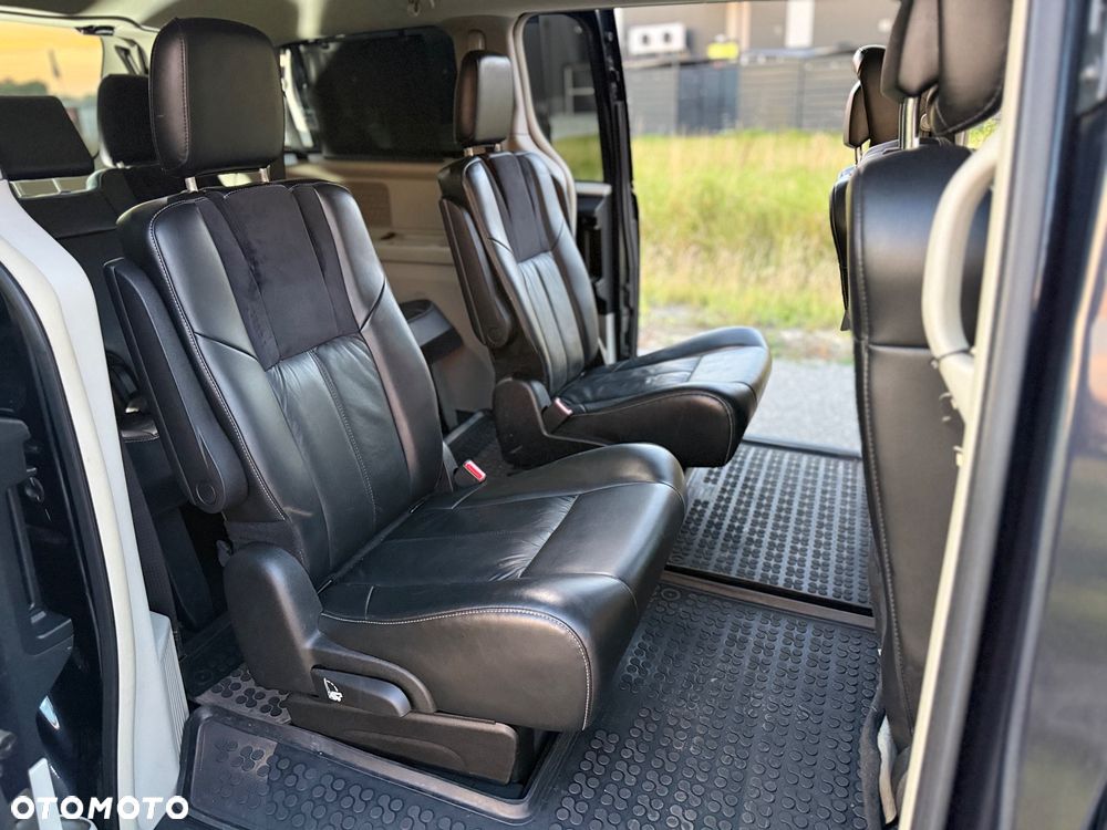 Chrysler Town & Country 3.6 Limited - 16