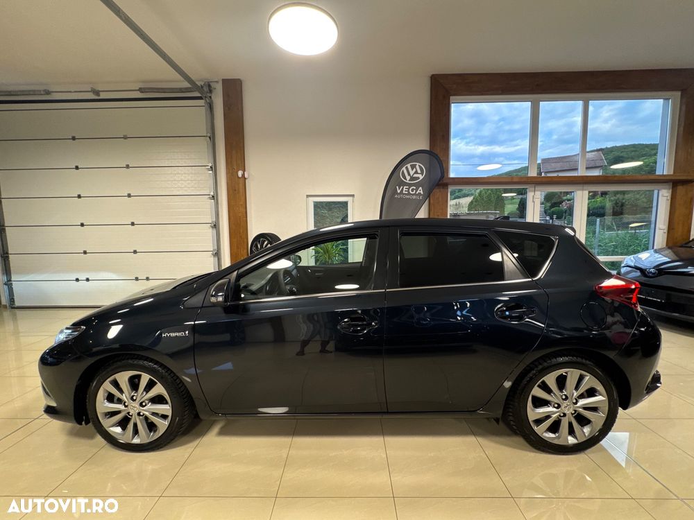 Toyota Auris 1.8 L VVT-i HSD Sol + - 7