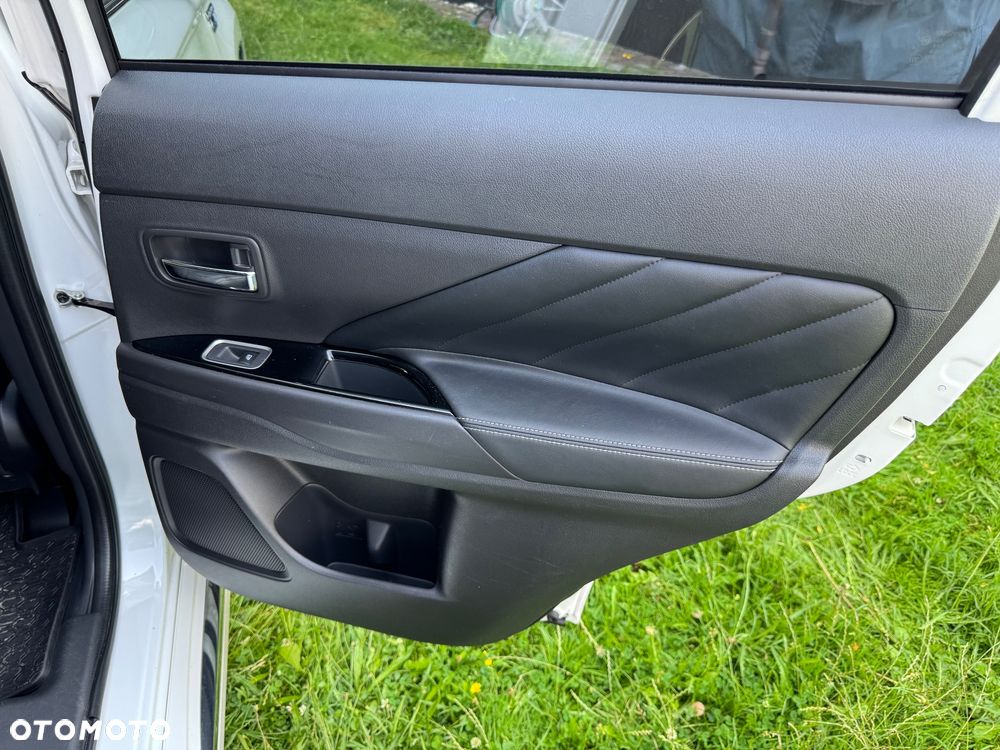 Mitsubishi Outlander - 25