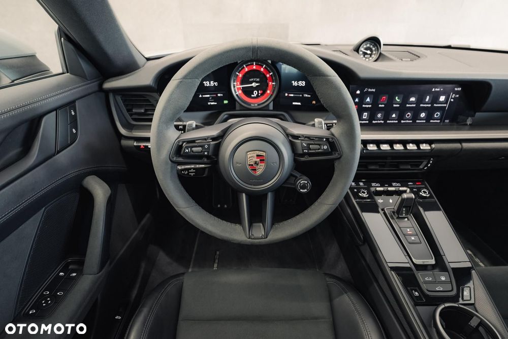 Porsche 911 Carrera 4 GTS - 12