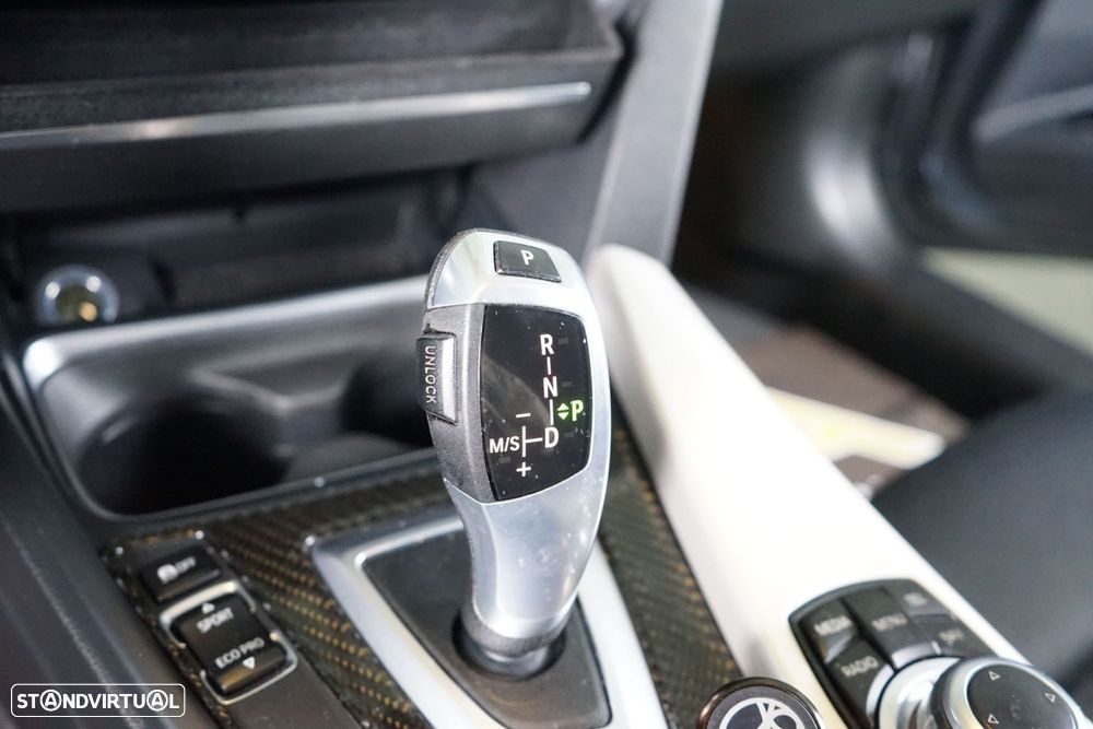 BMW 320 d Touring Auto Exclusive - 29