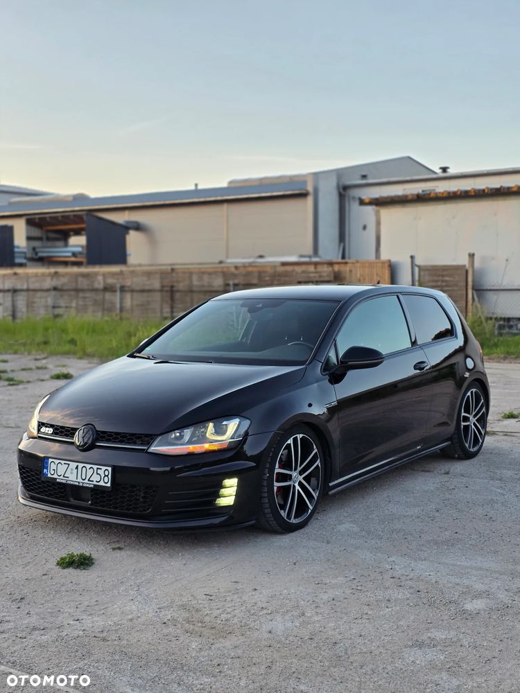 Volkswagen Golf - 1