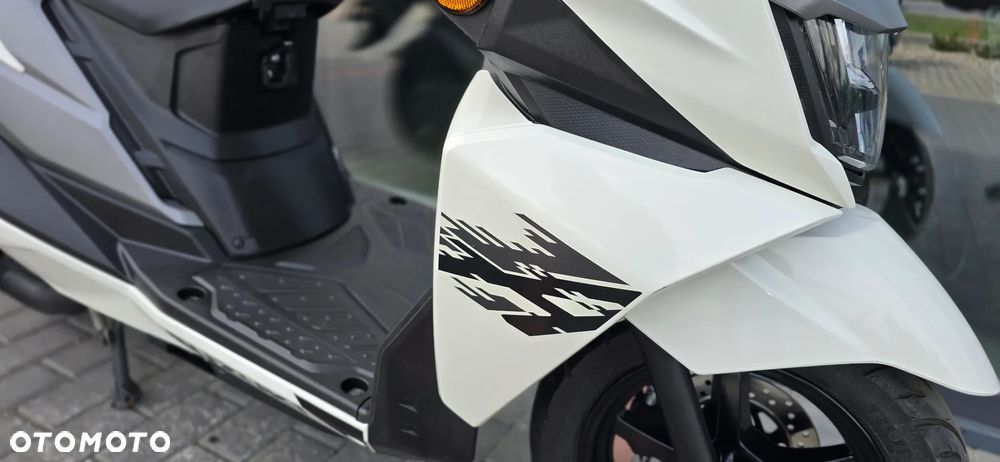 Suzuki Avenis - 8