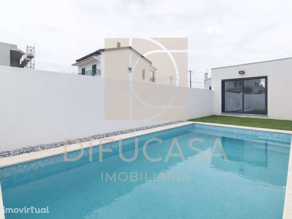 Moradia Isolada T4 c/ Piscina e Garagem - Grande imagem: 2/47